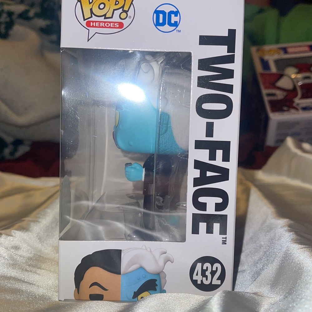 LA Comic Con 2021 Exclusive Two Face DC Funko Pop - Picture 3 of 5